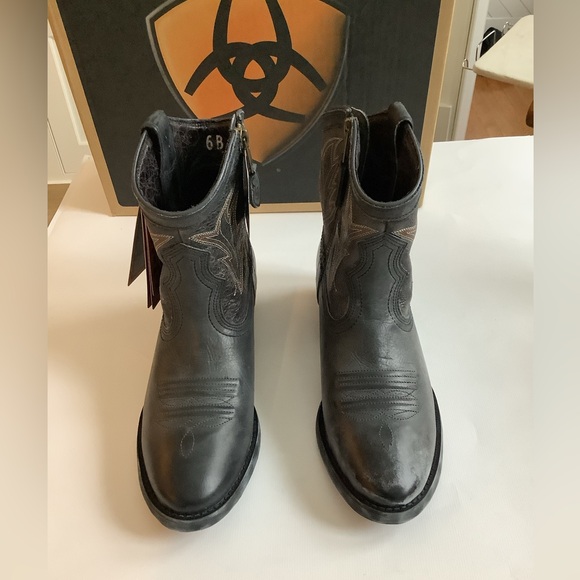 Ariat Shoes - NIB Ariat Billie Side Zip 7” Distressed Pebbled Black Leather Cowboy Boots Sz 6